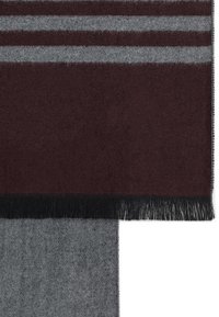 Wełniany szalik z ciemno-bordowym górnym segmentem z szarymi paskami, przechodzącym w jednolitą szarość na dole, wykończony frędzlami.