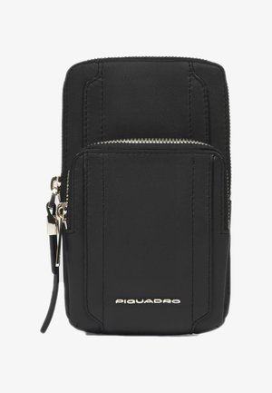 Portafoglio in pelle nera con superficie texturizzata, dotato di una tasca frontale con zip, dettagli in argento e il logo "Piquadro" impresso nella parte inferiore.