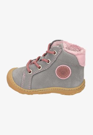 Grijze suède enkellaars met roze accenten, vetersluiting, nep-bont voering en rubberen zool. Heeft een ronde logo patch aan de zijkant.