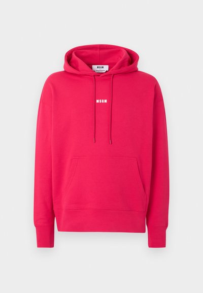 Φουξ φωτεινό ροζ φούτερ με κουκούλα, εμπρόσθια τσέπη και λευκό λογότυπο "MSGM" στο κέντρο του στήθους, εμφανίζεται σε απλό ανοιχτό φόντο.