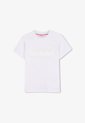 Witte katoen t-shirt met ronde hals, met een vaag lichtgrijze "HUGO" logo over de borst in een rechthoekig ontwerp. Korte mouwen.