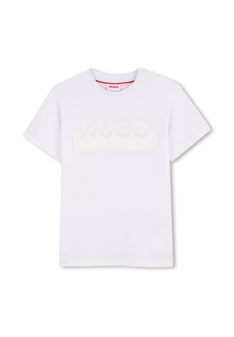 Witte katoen t-shirt met ronde hals, met een vaag lichtgrijze "HUGO" logo over de borst in een rechthoekig ontwerp. Korte mouwen.