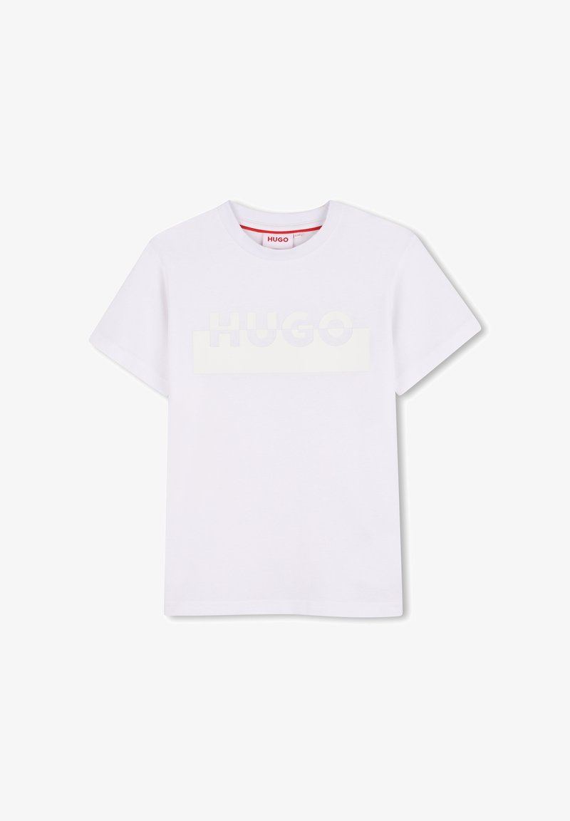 Witte katoen t-shirt met ronde hals, met een vaag lichtgrijze "HUGO" logo over de borst in een rechthoekig ontwerp. Korte mouwen.