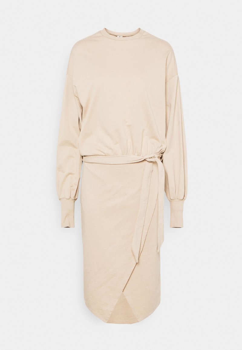Robe midi beige à manches longues, col rond, poignets boutonnés, ceinture à la taille et jupe style portefeuille, présentée sur fond uni.