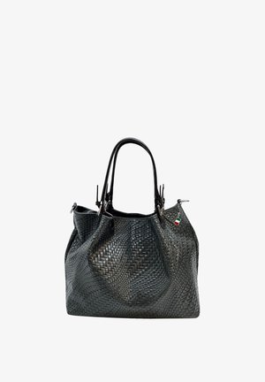 Gewebte schwarze Lederhandtasche mit zwei stabilen schwarzen Griffen, Reißverschluss oben und Charm mit italienischer Flagge. Die strukturierte Oberfläche verleiht Tiefe.