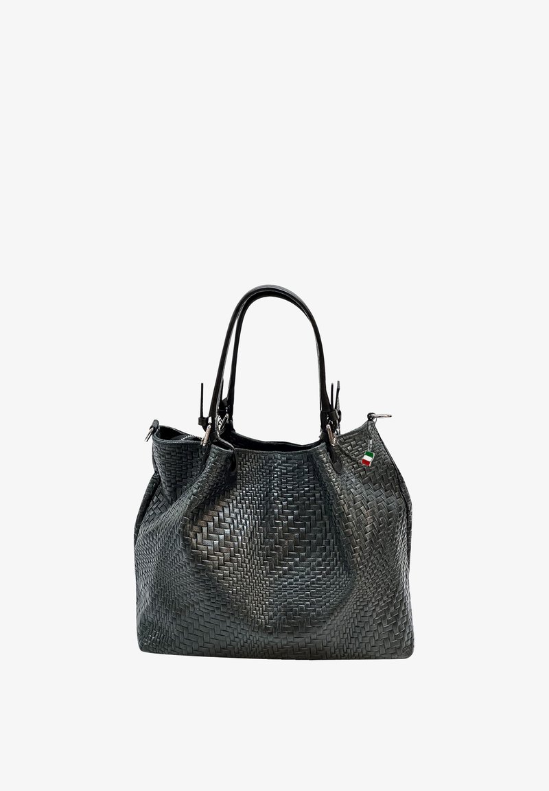 Gevlochten zwarte leren handtas met twee stevige zwarte handvaten, ritsluiting aan de bovenkant en een charme van de Italiaanse vlag. Textuur geeft diepte.