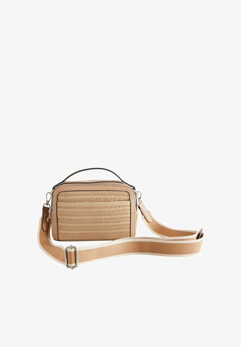 Bolso de mano tejido en tono marrón con un diseño texturizado, forma rectangular, cierre de cremallera y correa ajustable. Incluye acentos de cuero y herrajes.