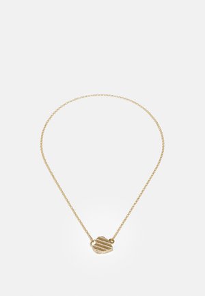Collar de oro con un colgante en forma de corazón con detalles a rayas. La cadena es delicada con pequeños eslabones, creando una apariencia refinada.