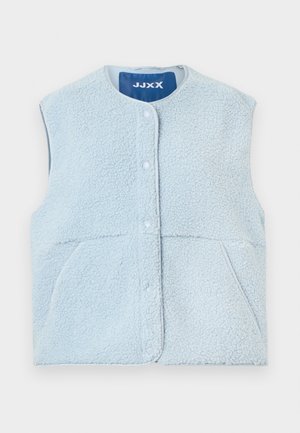 Svetlo modra brezrokavnik iz teksturirane fleec tkanine, z okroglim izrezom, zapiranjem na gumbe spredaj in dvema stranskima žepoma.