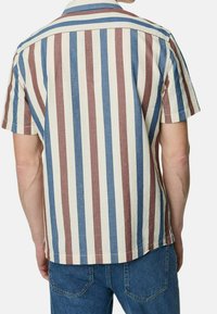 Camicia a maniche corte multicolore con righe verticali blu, rosse e crema, caratterizzata da un tessuto testurizzato e un colletto a punta.
