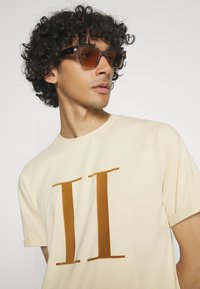 Les Deux ENCORE T-SHIRT - T-shirt estampada - oyster gray/dark sand