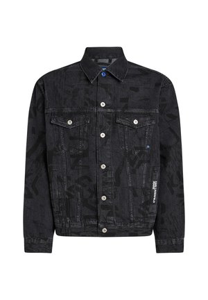 Chaqueta de mezclilla negra con una sutil textura de patrón, cierre frontal de botones, dos bolsillos en el pecho y un detalle de marca en el lateral.