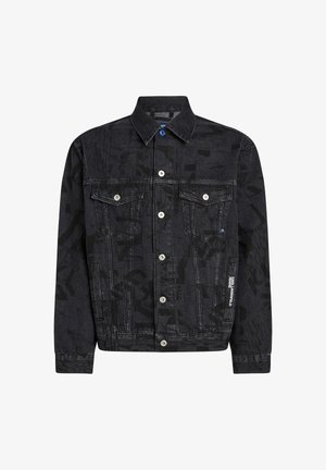 Chaqueta de mezclilla negra con una sutil textura de patrón, cierre frontal de botones, dos bolsillos en el pecho y un detalle de marca en el lateral.