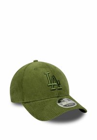 Grüner Corduroy-Baseballcap mit einem gebogenen Schirm, der ein geprägtes "LA"-Logo auf der Vorderseite und einen Markenaufkleber auf dem Visier hat.