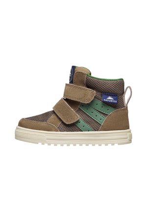 Sneakers marroni e verdi a metà altezza realizzati in suede e mesh, dotati di strappi in Velcro, design perforato e suola in gomma texturizzata.