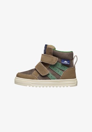 Brune og grønne mid-top sneakers lavet af ruskind og mesh med velcro-remme, perforeret design og en tekstureret gummisål.