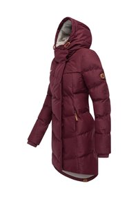 Bordo spalvos pūstas paltas su gaubtu, turintis šonines kišenes, elastingus rankogalius ir rudos spalvos akcentus. Audinys yra tekstūruotas su blizgiu paviršiumi.