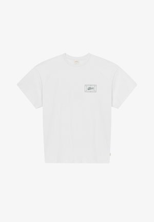 Biały t-shirt z krótkim rękawem z małym prostokątnym logo z napisem "Blkbris" na lewej piersi.