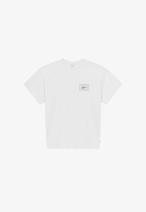 Biały t-shirt z krótkim rękawem z małym prostokątnym logo z napisem "Blkbris" na lewej piersi.