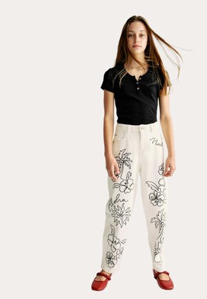 - Jeansy Relaxed Fit