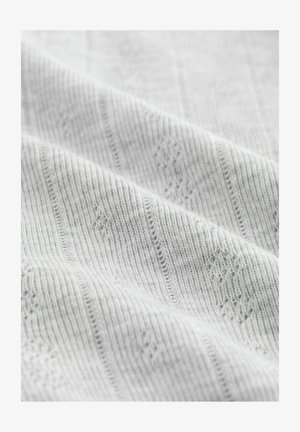 Heledad hall hallide kudumateriaal koos peente vertikaalsete triipude ja diamantmustriga. Pehme tekstuur, veidi elastne ja peenelt detailne õmblus.