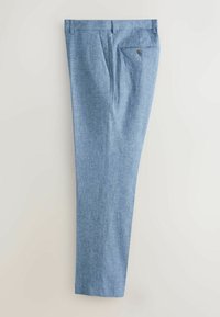 Pantalones de vestir azul claro hechos de tela texturizada, con frente plano, dos bolsillos laterales y un bolsillo trasero con cierre de botón.