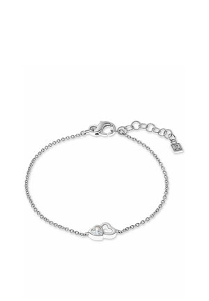 Silbernes Kettenarmband mit zwei herzförmigen Anhängern, einer mit klarem Edelstein, und einem verstellbaren Verschluss mit kleinem Logoanhänger.
