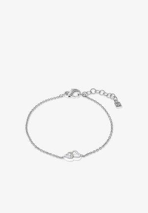 Bracelet chaîne en argent avec deux breloques en forme de cœur, dont une ornée d'une pierre précieuse claire, et un fermoir ajustable avec une petite étiquette logo.