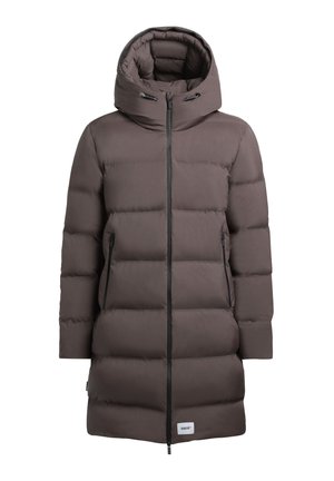 Smeđa puf jakna s kapuljačom, koja ima kapačasti dizajn, dva bočna džepa i prednji patent zatvarač. Materijal izgleda glatko s mat završetkom.