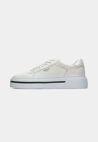 Weißer Sneaker aus Leder und Wildleder. Verfügt über eine dicke weiße Sohle mit einem schwarzen Streifen und einer perforierten Zehenbox. Branding an der Seite.