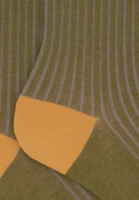 Grün und grau gestreifte Socken mit einem gelben Zehenbereich. Die Textur ist glatt, mit feinen Streifen und einem deutlichen Farbkontrast an den Zehen.