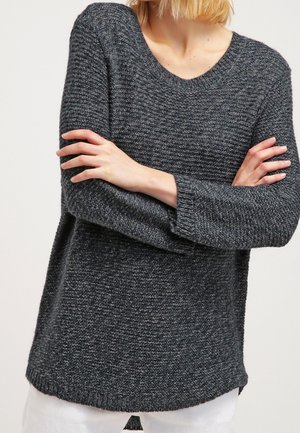 Dunkelgrauer Strickpullover mit rundem Halsausschnitt, langen Ärmeln und strukturiertem Finish. Hat einen leicht abgerundeten Saum.