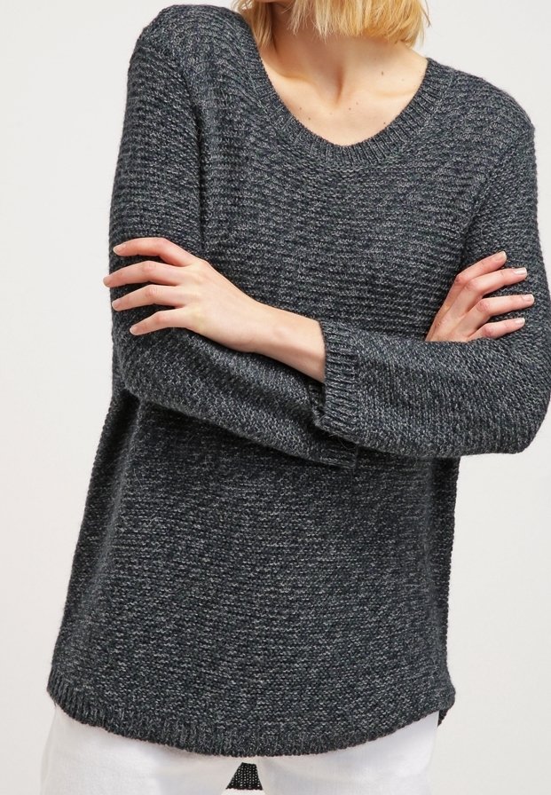 Mörkgrå stickad tröja med rund halsringning, långa ärmar och en texturerad yta. Har en lätt rundad fåll.