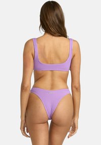 Lila räfflad bikiniuppsättning med fyrkantig halsringning och högskurna underdelar med en minimalistisk design och subtila detaljer.