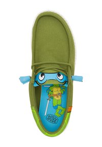 Grüne Leinenschlupfschuhe mit weißer Sohle, ausgestattet mit einer blauen, cartoonhaften Innensohle und kleinen blauen Akzenten am Riemen.