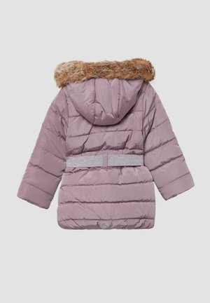 Gepolsterter Mantel in Hellviolett mit einem kapuzenbesetzten Fellrand, langen Ärmeln und einem silbernen Akzentgürtel. Verfügt über horizontale Steppnähte und ein Logodetail.