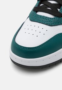 Puma GAME UNISEX - Sneakers - white/black/malachite/gold