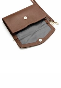 Bolso cruzado de cuero marrón texturizado con cierre de solapa, que presenta un botón a presión y un compartimento con cremallera. El interior es de tela gris.