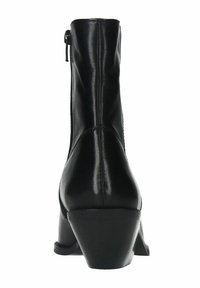 Bottine noire en cuir avec fermeture éclair à l'arrière et talon bloc, vue de l'arrière sur fond blanc.