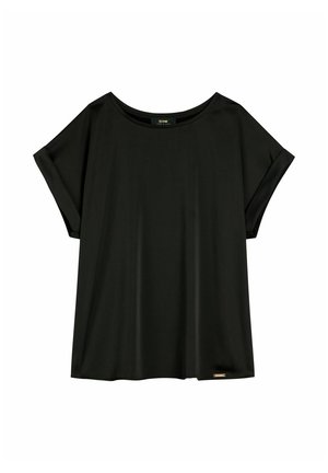 Czarny luźny t-shirt z krótkim rękawem, z podwiniętymi mankietami i małą prostokątną metką z logo blisko brzegu.