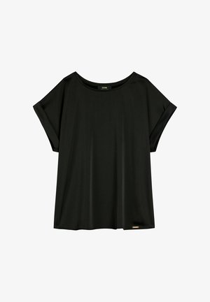 Czarny luźny t-shirt z krótkim rękawem, z podwiniętymi mankietami i małą prostokątną metką z logo blisko brzegu.