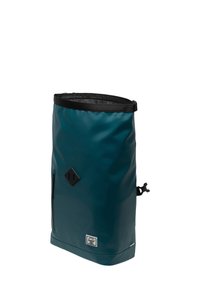 Tyrkysový voděodolný batoh s cylindrickým tvarem, černými akcenty, postranní kapsou na zip a horním uzavíracím popruhem. Hladký povrch, odolný materiál.