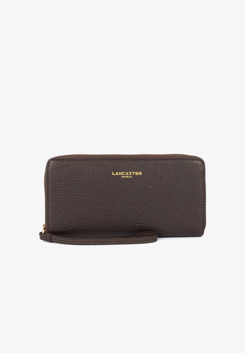 Portefeuille en cuir texturé marron foncé avec logo doré Lancaster Paris et une lanière de poignet sur fond blanc.