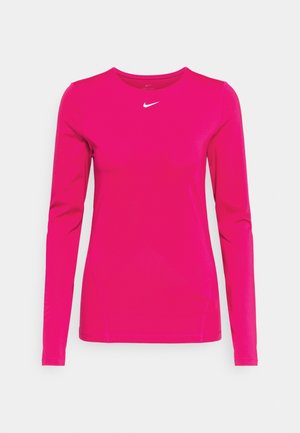 Leuchtend pinkes langärmeliges Sportshirt mit Rundhalsausschnitt und kleinem weißen Nike-Logo mittig unterhalb des Kragens.
