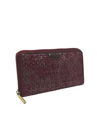 Portefeuille en burgundy tissé avec une surface texturée, fermeture éclair et un petit accent en métal doré. Présente une étiquette de logo sur le devant.