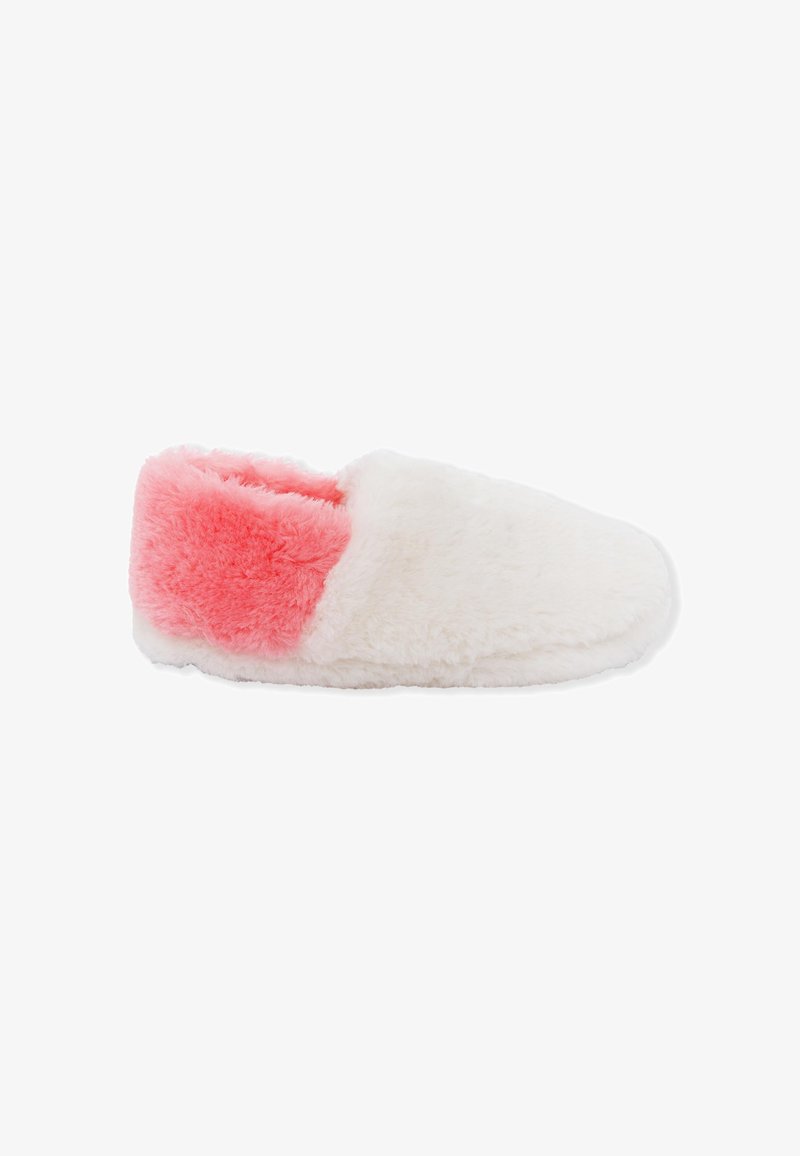 Pantofole morbide e pelose con una parte frontale bianca e un tallone rosa, progettate per l'uso interno, mostrate di lato su uno sfondo bianco.