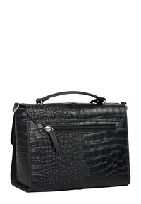 Borsa a mano in ecopelle nera con motivo testurizzato a coccodrillo, dotata di manico superiore, tracolla regolabile e tasca frontale con zip.