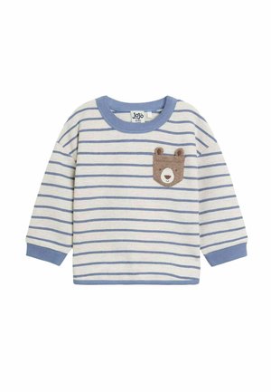 Gestreifter Kinderpullover in Creme und Hellblau, mit langen Ärmeln und einer braunen Bären-Patch-Tasche auf der Brust. Weiche Materialtextur.