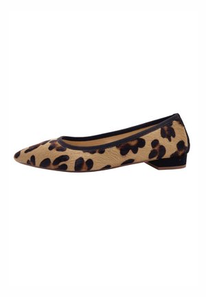 Chaussure plate pour femme à imprimé léopard, bout pointu, bordure noire et petit talon carré, sur fond blanc.