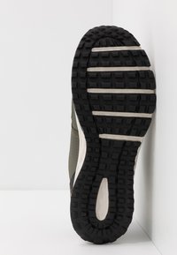 Skechers ESCAPE PLAN - Zapatillas - olive/black